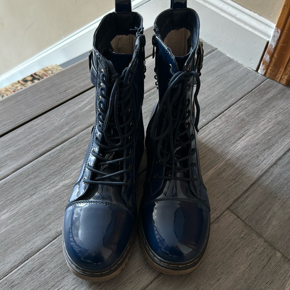 Shiny navy combat boot